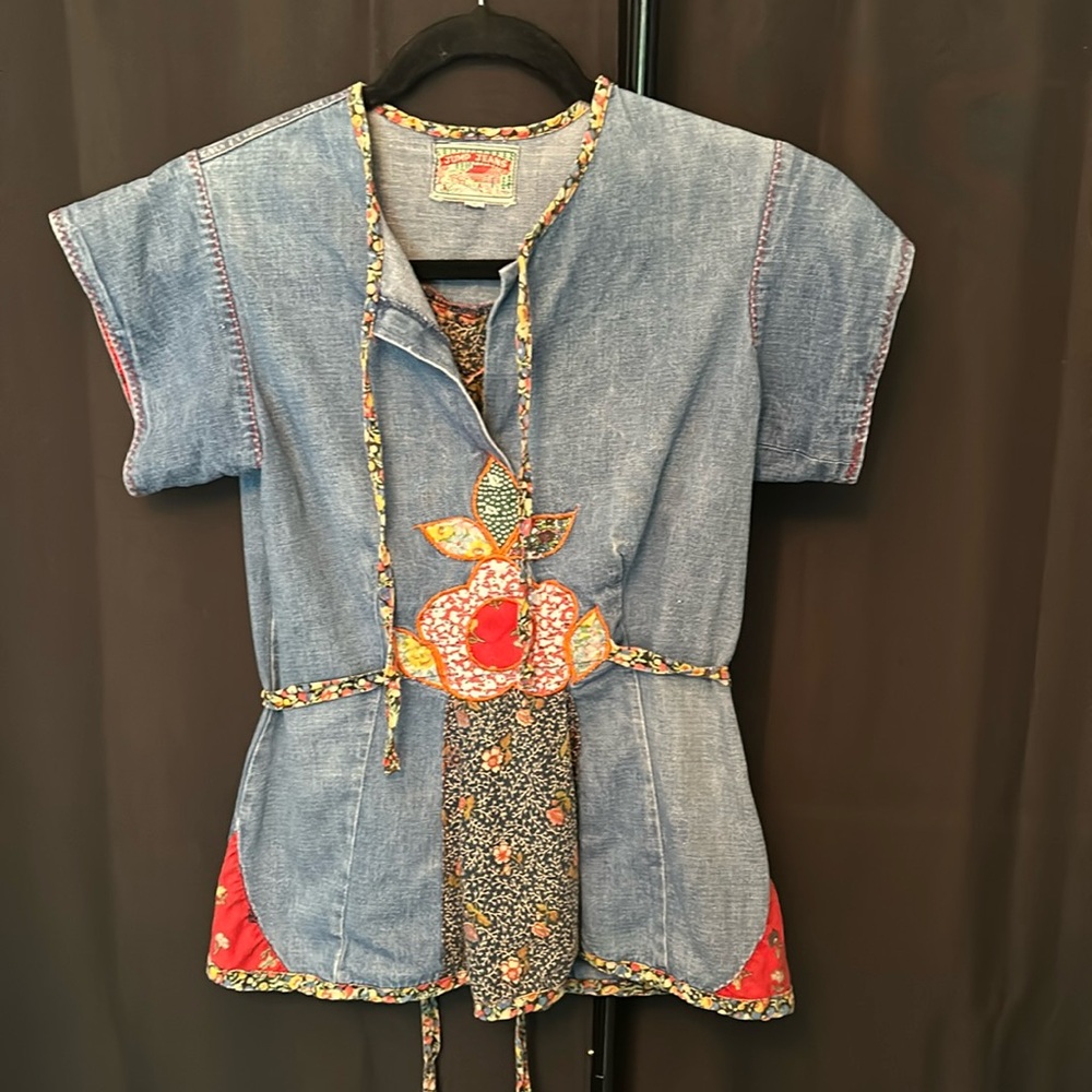 Most adorable denim top. Detailed vintage shirt.